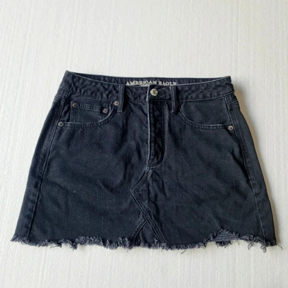 American Eagle Black Denim Mini Stretch Skirt Sz 6 Distressed Button Fly Raw Hem - Picture 1 of 12